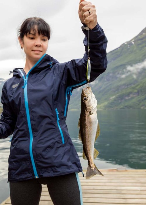 woman-fishing-on-fishing-rod-spinning-in-norway-4T4AA7V-resize.jpg